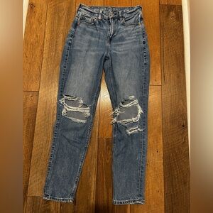 AE STRIGID ripped mom jean - size 4 regular - blown out blue